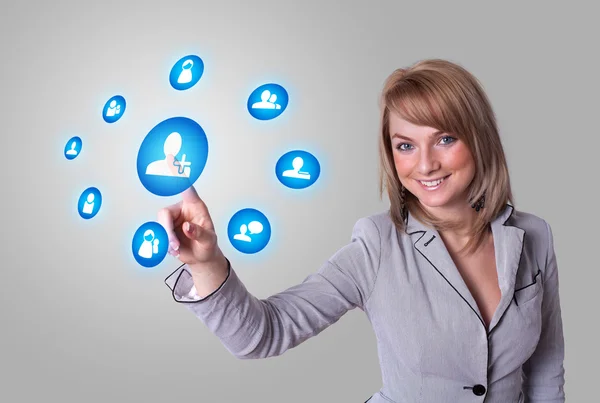 Kvinna hand trycka på Social Network ikon — Stockfoto