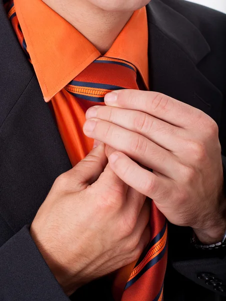 Detail van een man, vaststelling van zijn das — Stockfoto