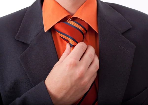 Szczegółowo człowieka, ustalenie jego krawat — Zdjęcie stockowe