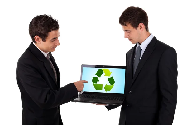 Salon des hommes d'affaires sur ordinateur portable avec icône de recyclage — Photo