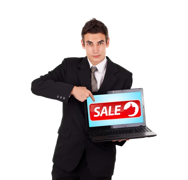 Ο άνθρωπος των επιχειρήσεων δείχνει σε ένα φορητό υπολογιστή με πινακίδα "πωλείται" — Φωτογραφία Αρχείου