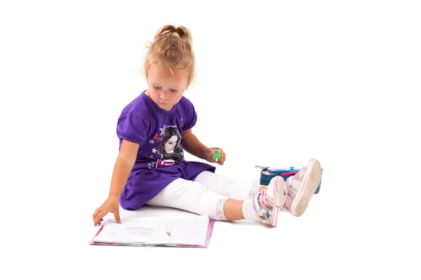 Glückliches kleines Mädchen mit Notizbuch — Stockfoto