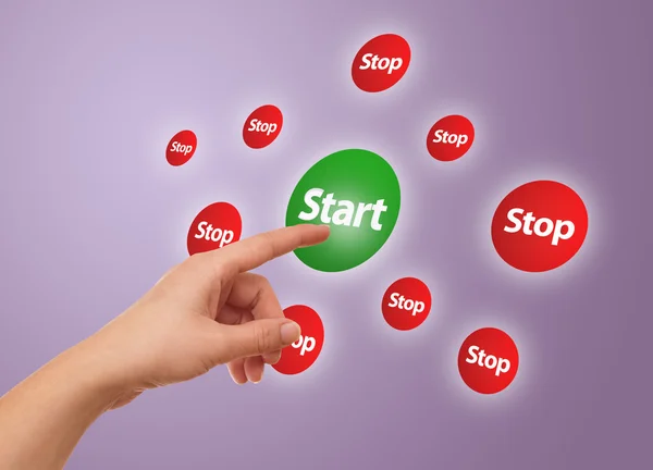 Mão pressionando o botão Iniciar — Fotografia de Stock