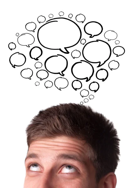Junger Mann mit Sprechblasen über dem Kopf — Stockfoto