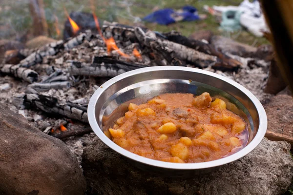 Buiten gekookt stoofpot koken op de brand — Stockfoto