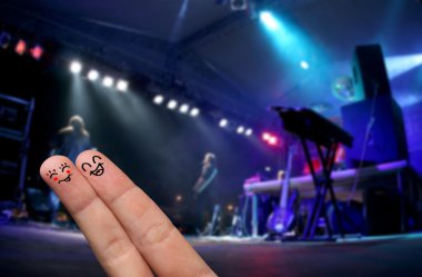 vinger hug op een live openluchtconcert