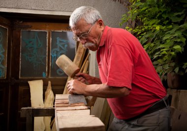 çekiç ve keski ile çalışma woodcarver