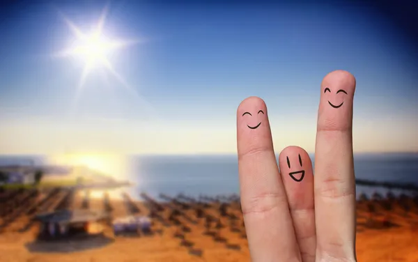 Щасливий палець обіймається на пляжі — стокове фото
