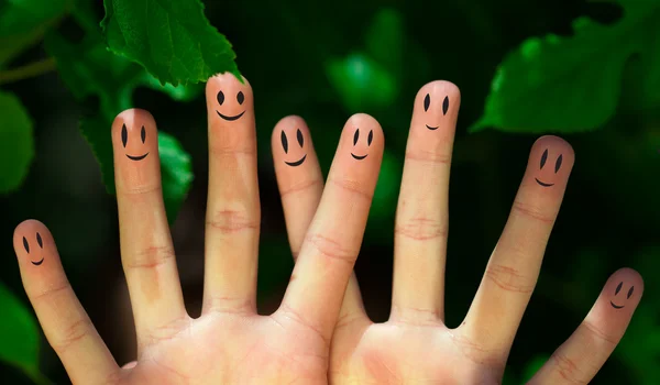 Groep van gelukkig vinger smileys in de natuur — Stockfoto
