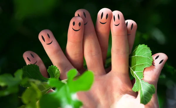 Groep van vinger smileys in de natuur — Stockfoto