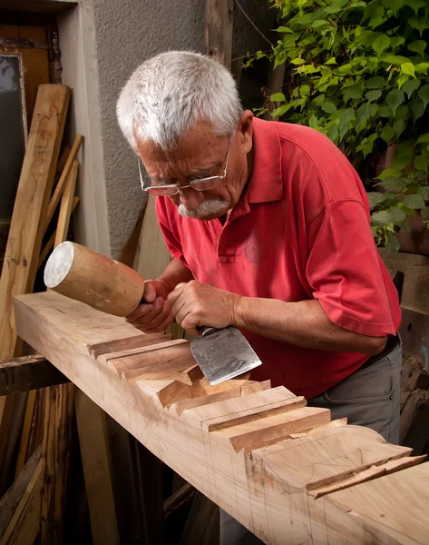 Woodcarver trabalhando com martelo e cinzel 8 — Fotografia de Stock