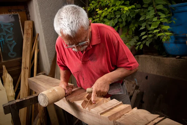 Sculpteur sur bois travaillant avec maillet et ciseau 7 — Photo