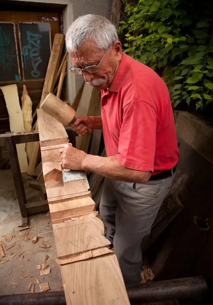 Woodcarver trabalhando com martelo e cinzel 4 — Fotografia de Stock