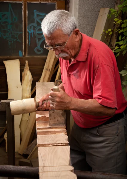 Holzschnitzer, der mit Hammer und Meißel arbeitet 3 — Stockfoto