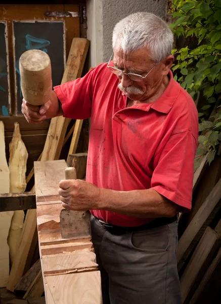 Talla de madera que trabaja con mazo y cincel 2 —  Fotos de Stock