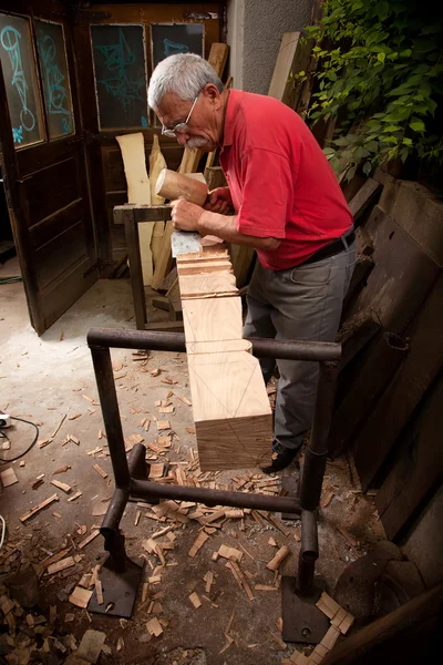Talla de madera que trabaja con mazo y cincel —  Fotos de Stock