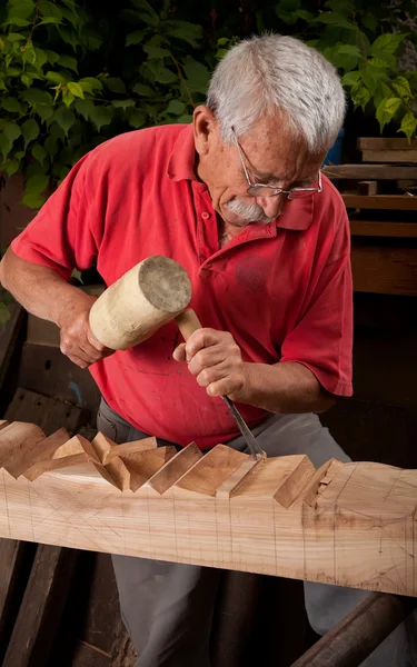 Intaglio legno con mazzuolo e scalpello — Foto Stock