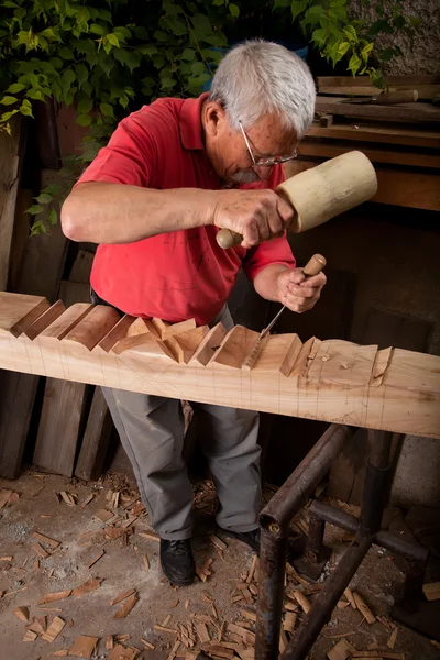 Woodcarver working with mallet and chisel — Stock Photo, Image