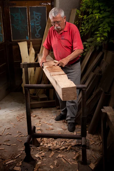 Woodcarver працює з торговою маркою і стамескою — стокове фото