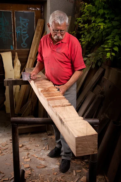 Intaglio legno con mazzuolo e scalpello — Foto Stock