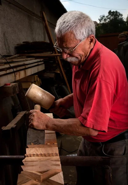 Woodcarver trabalhando com martelo e cinzel — Fotografia de Stock