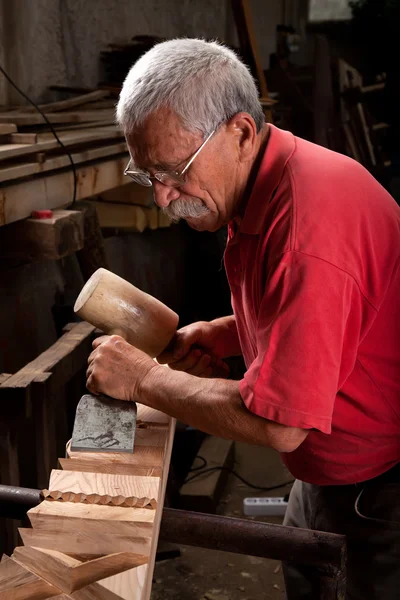 Woodcarver working with mallet and chisel — Stock Photo, Image