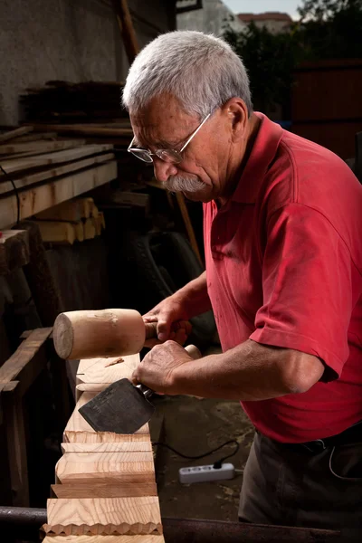 Holzschnitzer arbeitet mit Hammer und Meißel — Stockfoto