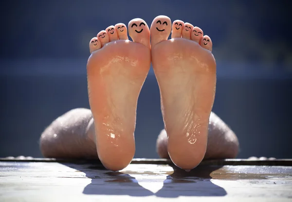 Gruppe glücklicher Finger-Smileys am Strand — Stockfoto