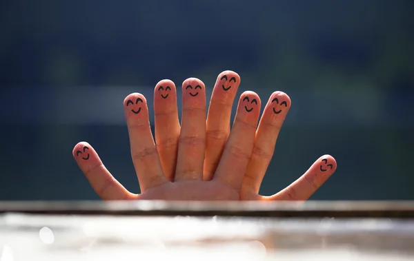 Groep van gelukkig vinger smileys op het strand 5 — Stockfoto
