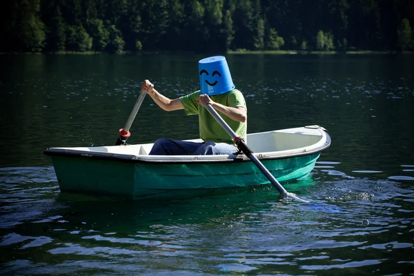 Homem feliz no barco — Fotografia de Stock