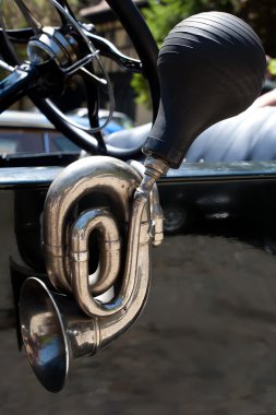 Vintage car horn clipart