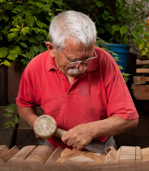 Woodcarver trabalhando com martelo e cinzel 10 — Fotografia de Stock