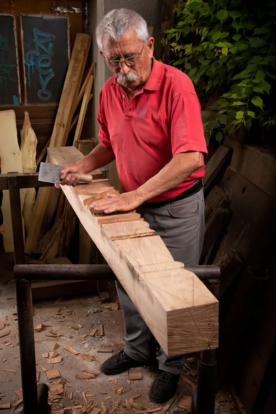 Talla de madera que trabaja con mazo y cincel — Foto de Stock