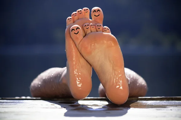 Groep van gelukkig vinger smileys op het strand 3 — Stockfoto