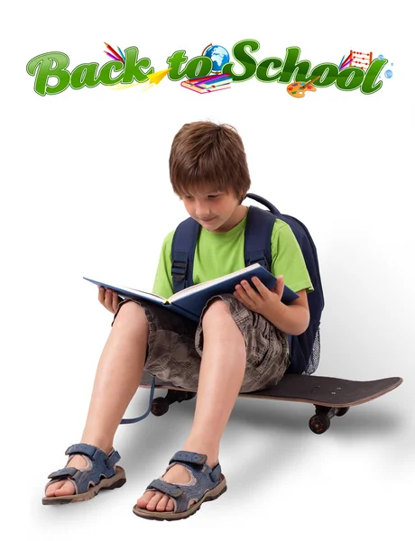 Kind auf Skateboard mit Rücken zur Schule Thema isoliert auf weiß — Stockfoto