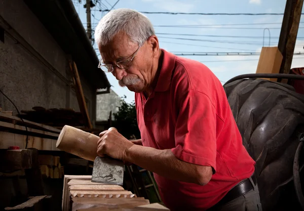 Antiguo tallador de madera trabajando con mazo — Foto de Stock