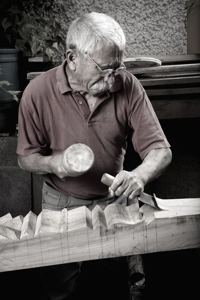 Woodcarver working with mallet and chiesel — Stock Photo, Image