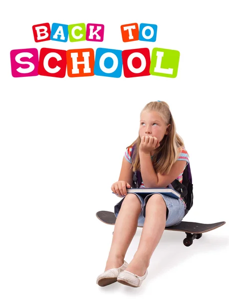 Kaykay üzerinde beyaz izole okul Tema arka ile kız — Stok fotoğraf