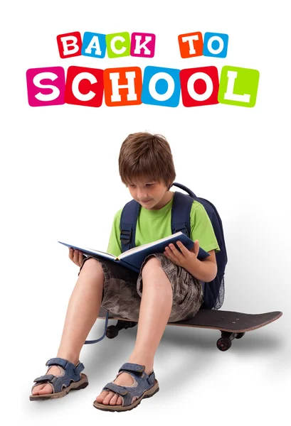 Arka beyaz izole okul tema ile kaykay üzerinde çocuk — Stok fotoğraf