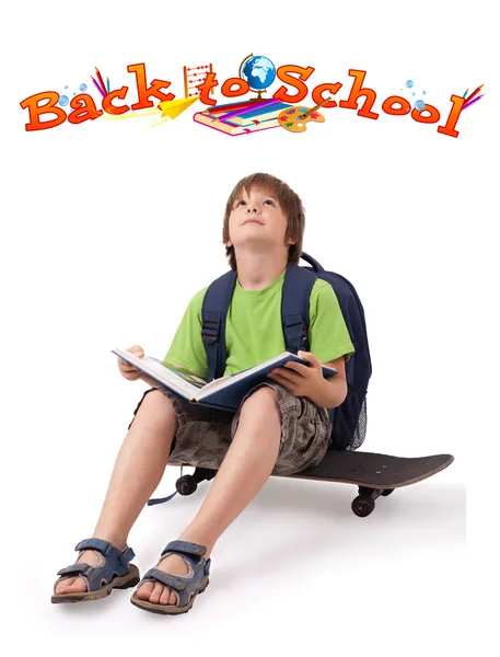 Ragazzo su skateboard con tema ritorno a scuola isolato su bianco — Foto Stock