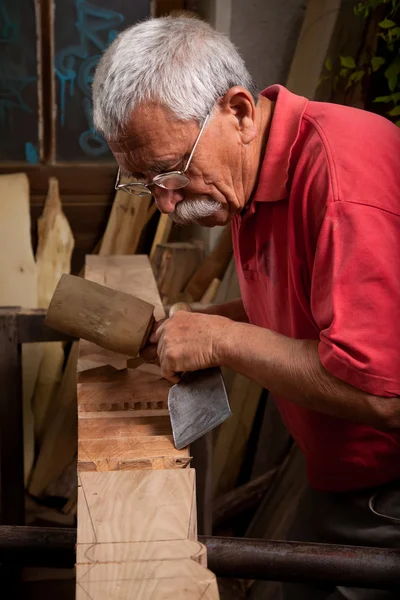 Eski woodcarver çekiç ile çalışma — Stok fotoğraf