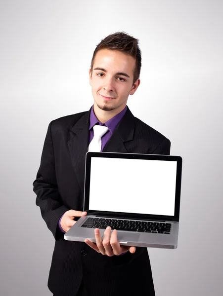 Jeune homme montrant une présentation de travail sur ordinateur portable — Photo