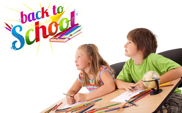 Kinderen op zoek met terug naar school thema geïsoleerd op wit — Stockfoto