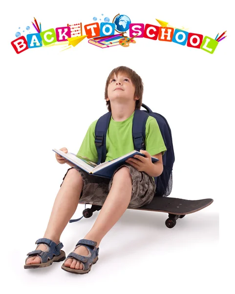 Kind auf Skateboard mit Rücken zur Schule Thema isoliert auf weiß — Stockfoto