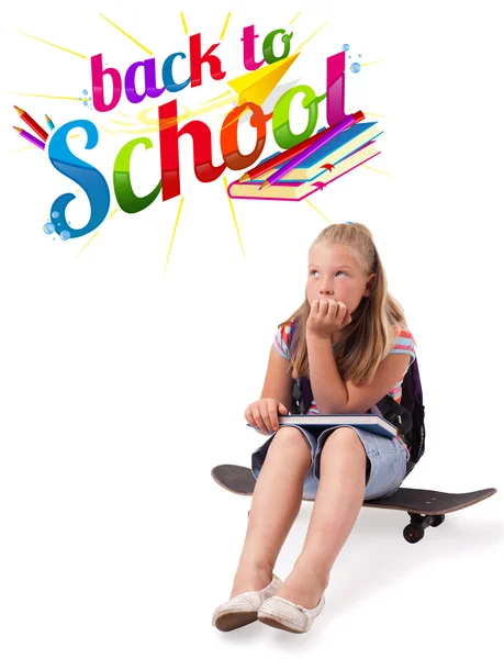 Meisje op skateboard met terug naar school thema geïsoleerd op wit — Stockfoto