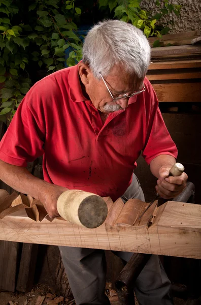 Vecchia lavorazione del legno intagliatore con maglio — Foto Stock