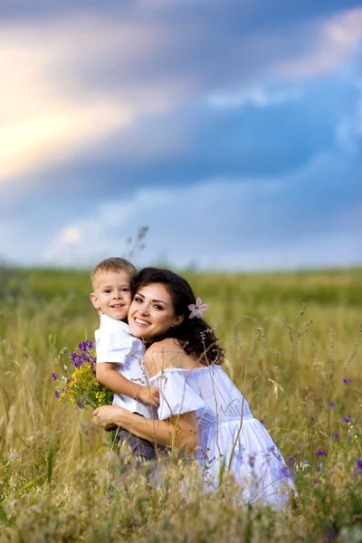 Son och mamma på natur — Stockfoto