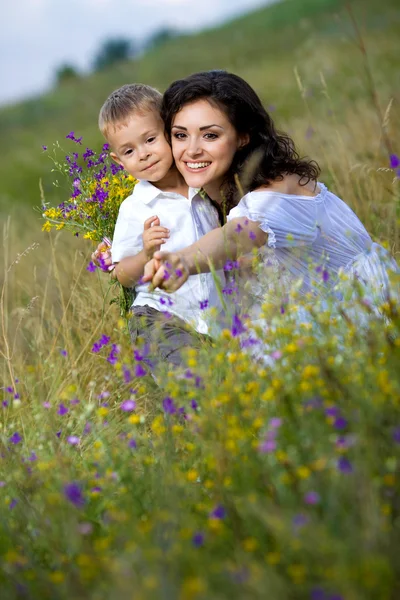 Son och mamma på natur — Stockfoto
