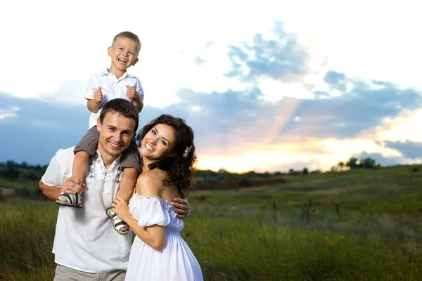 Ung glad familj — Stockfoto