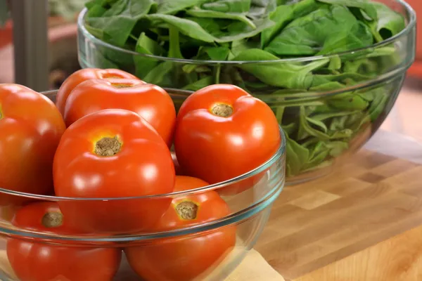 新鲜的西红柿和菠菜碗 — 图库照片
